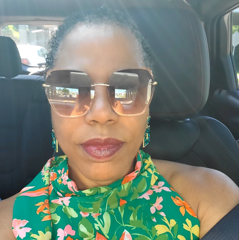 Meet your Posher, Rayvetta